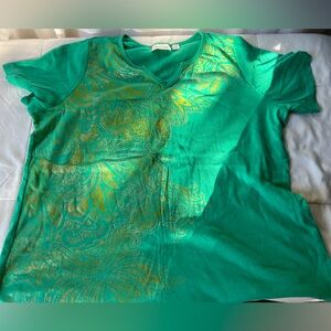 Avenue Women’s Green w/gold design V-Neck Cotton short sleeve tee